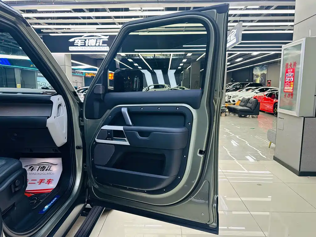 Land Rover Defender 2023 — фото 19