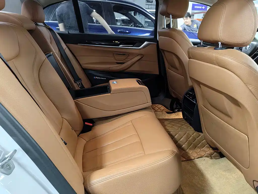 BMW 5 Series 2018 — фото 12