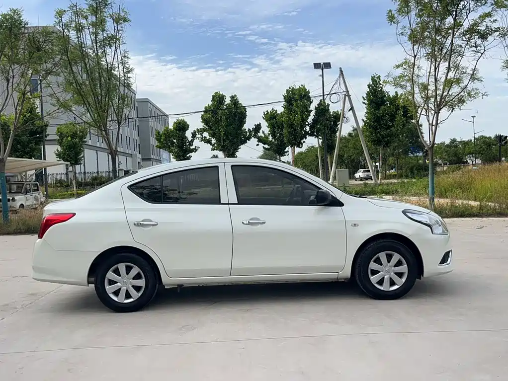 Nissan Sunny 2016 — фото 14