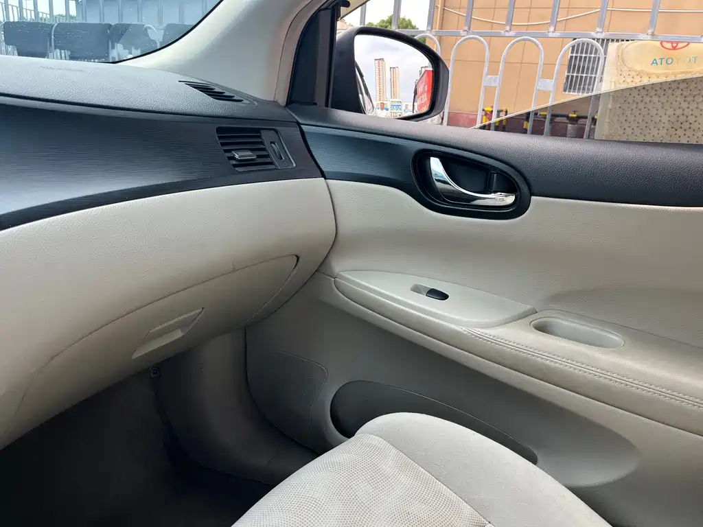 Nissan Tiida 2012
