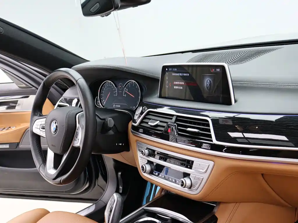 BMW 7 Series 2018 — фото 14
