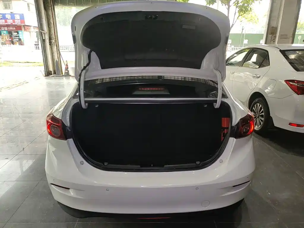 Mazda 3 Axela 2018 — фото 19