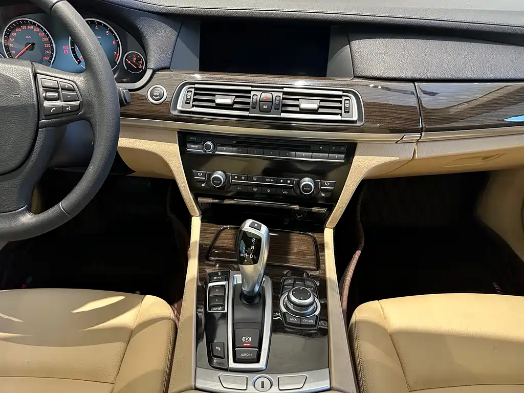 BMW 7 Series 2011 — фото 8