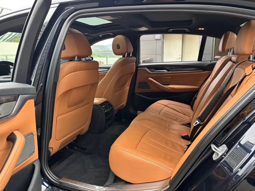 BMW 5 Series 2018 — фото 16