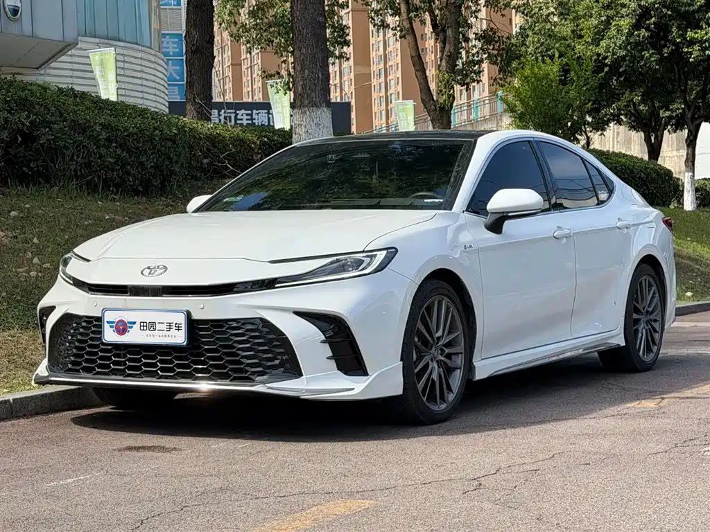 Toyota Camry 2025 — фото 1