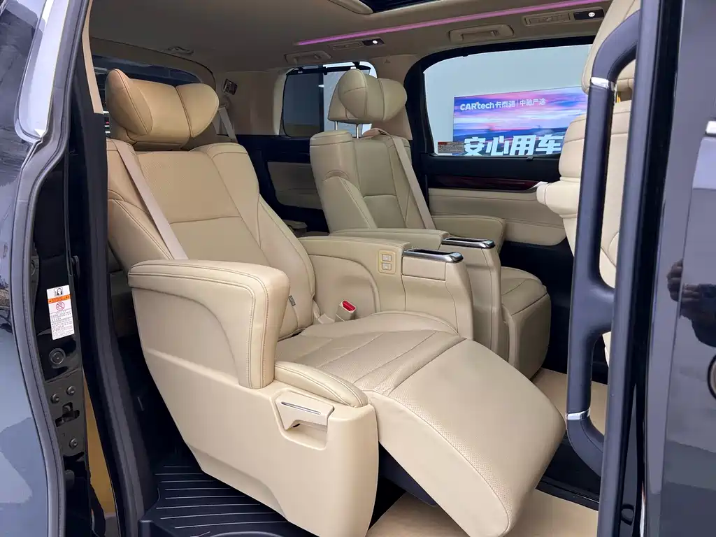 Toyota Alphard 2017 — фото 32