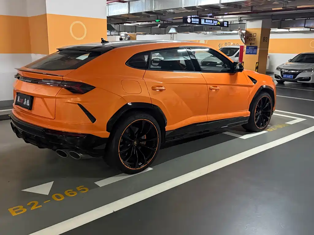 Lamborghini Urus 2023 — фото 16