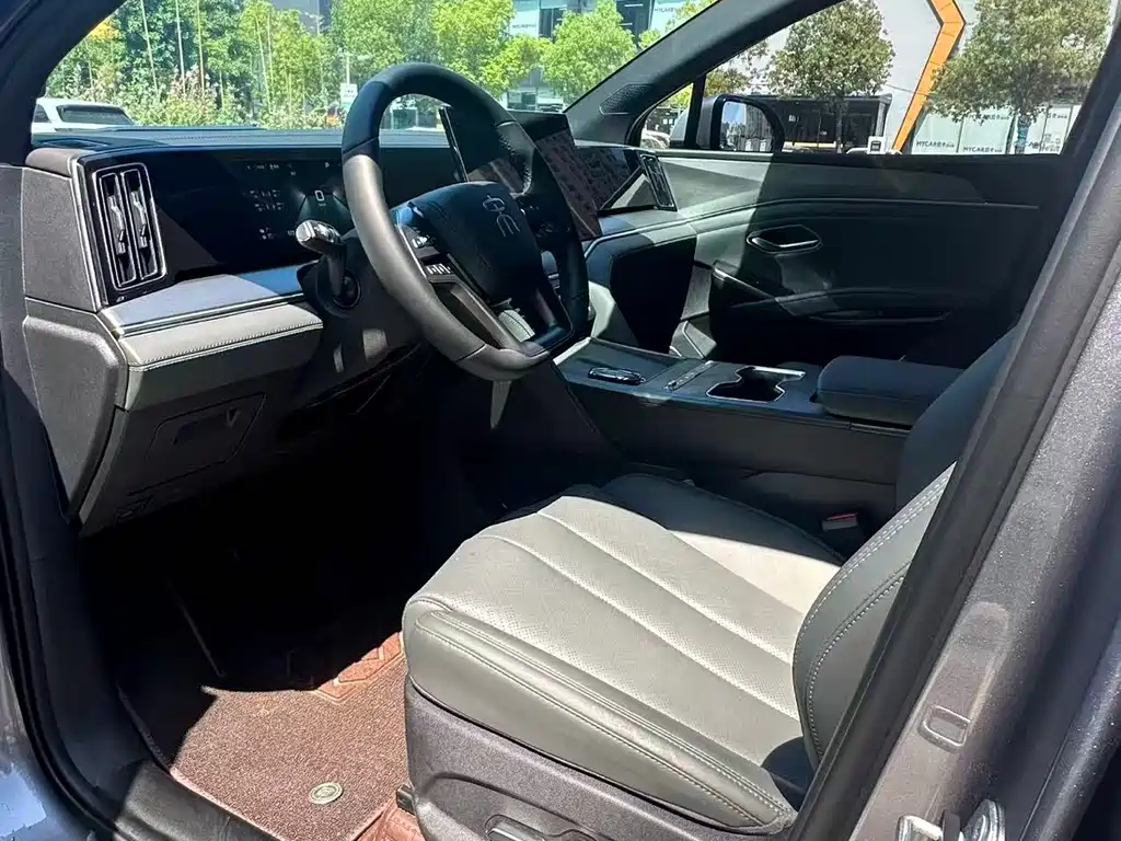 BYD L DM-i 2026 — фото 4