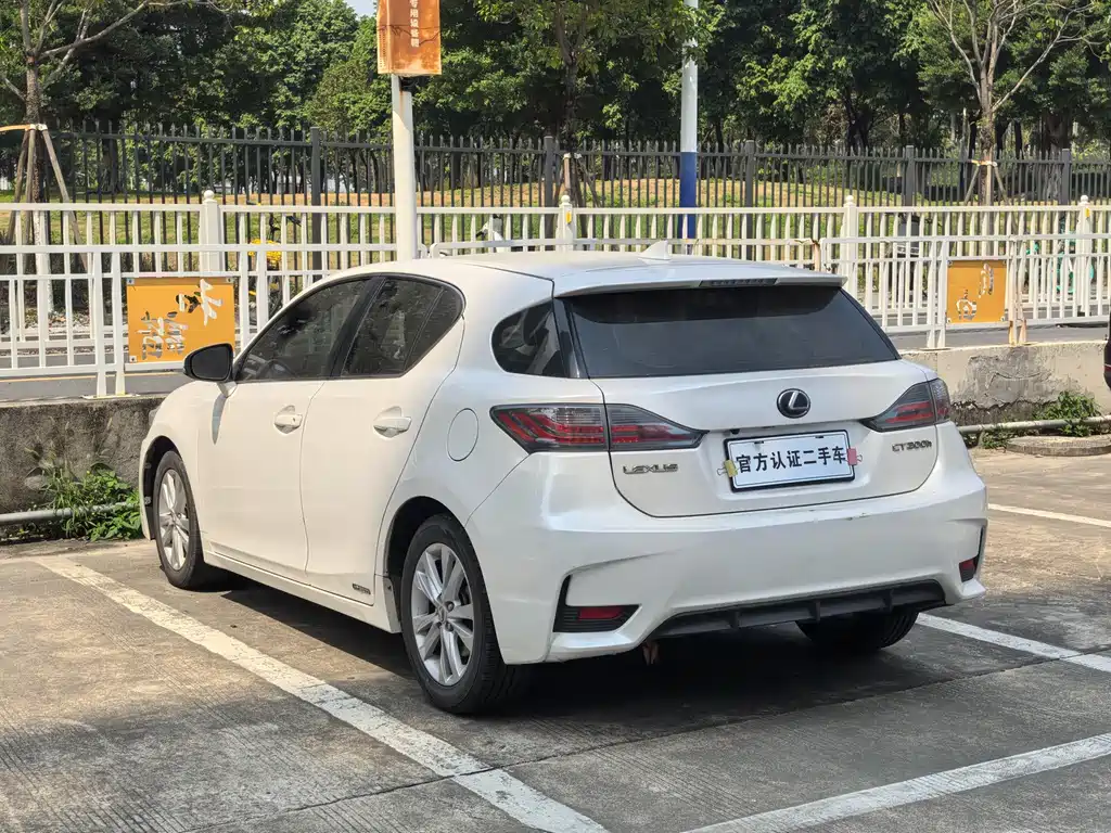 Lexus CT 2015 — фото 16