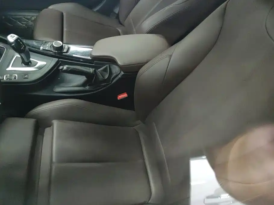 BMW 3 Series 2018 — фото 14