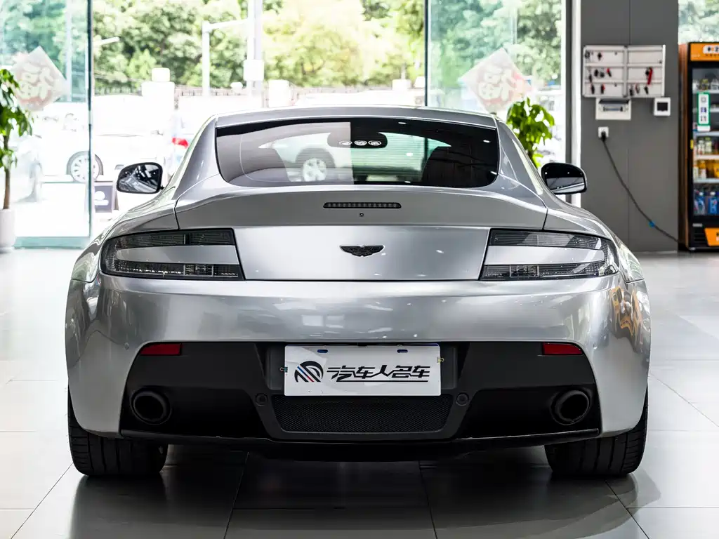 Aston Martin V8 Vantage 2016 — фото 17