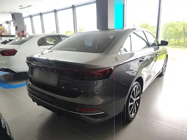 Geely Emgrand 2025