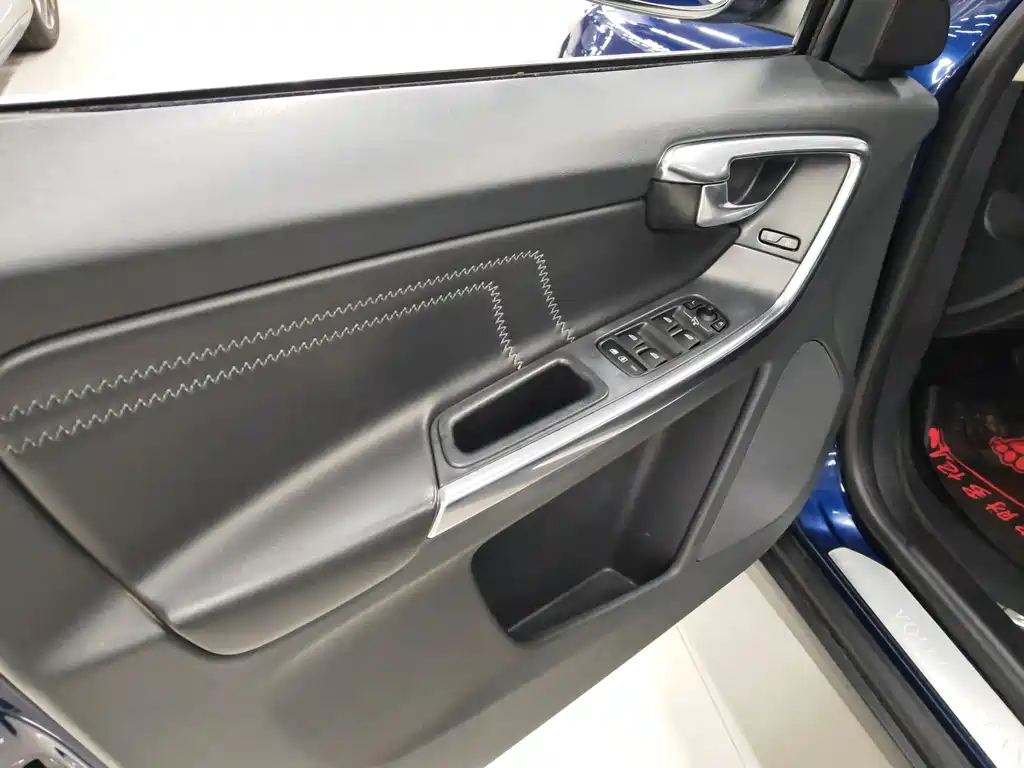 Volvo XC60 2012 — фото 10