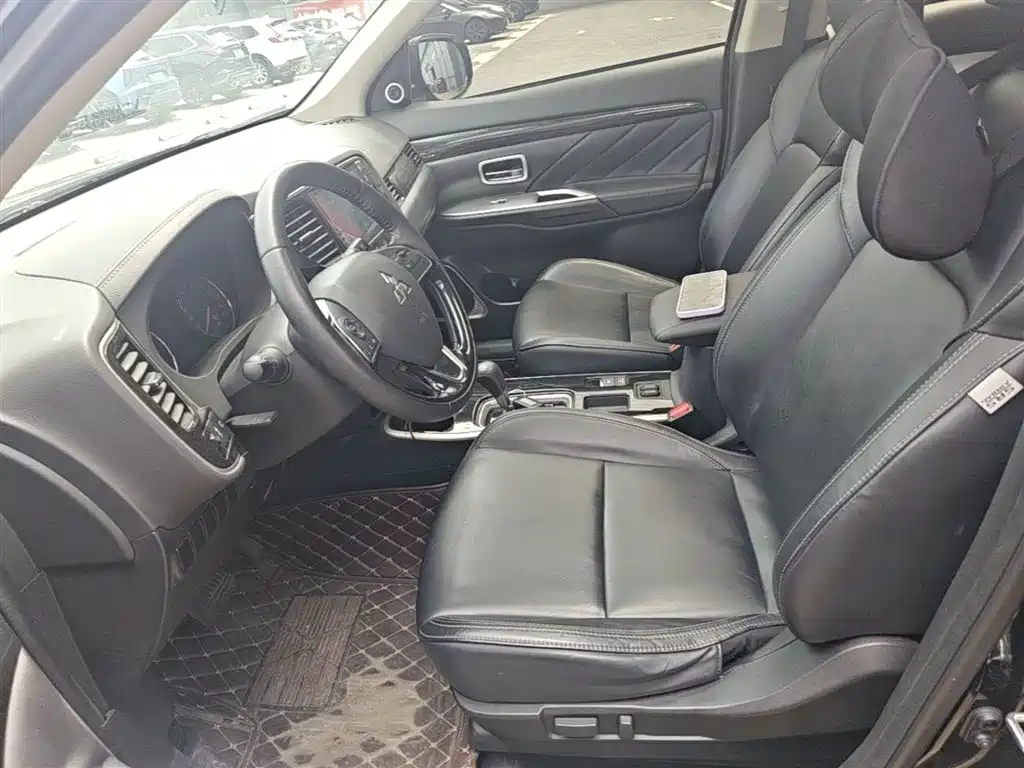Mitsubishi Outlander 2020 — фото 15
