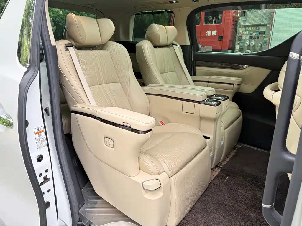 Toyota Alphard 2020 — фото 26