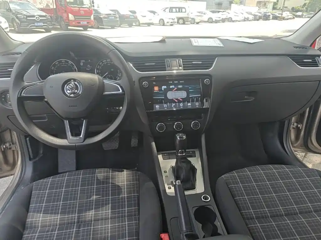 Skoda Octavia 2018 — фото 10