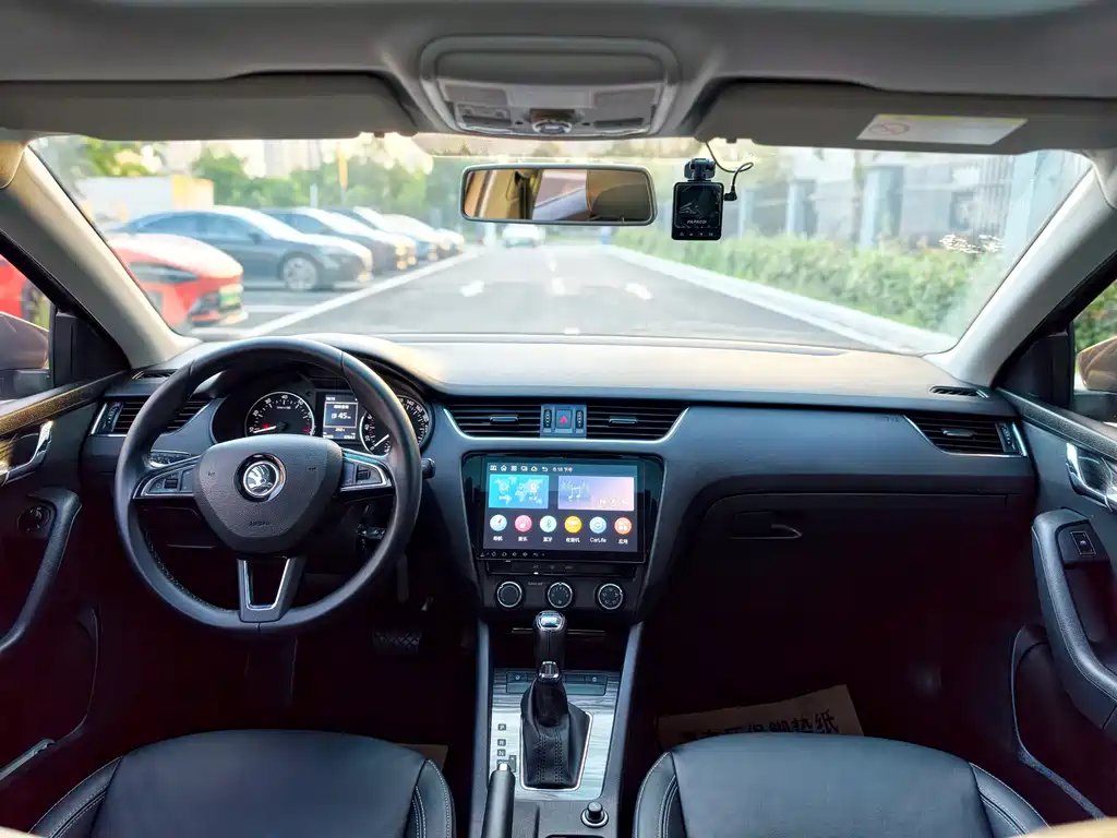 Skoda Octavia 2017 — фото 9