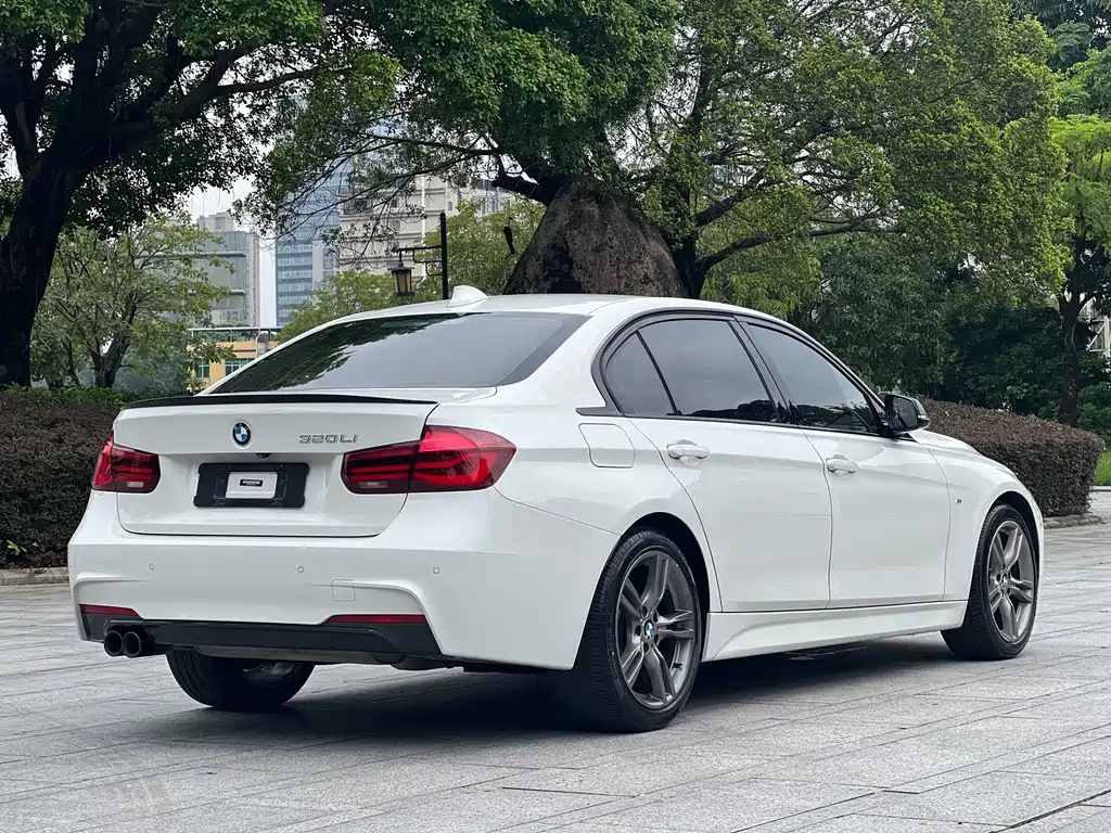 BMW 3 Series 2018 — фото 27