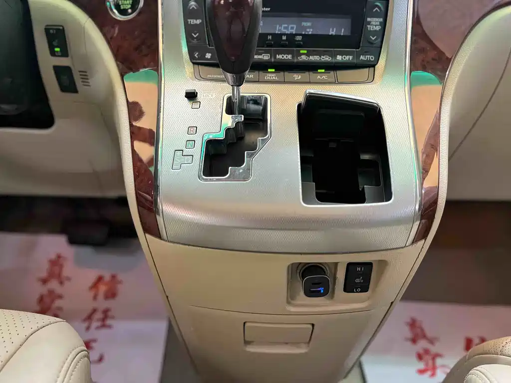 Toyota Alphard 2010 — фото 17