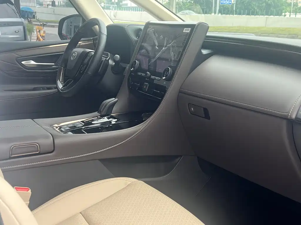 Toyota Alphard — фото 17