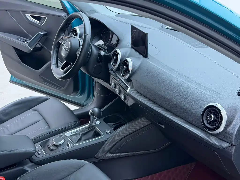 Audi Q2L 2023