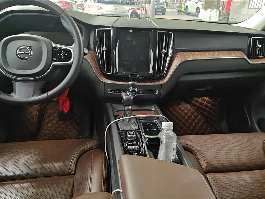Volvo XC60 2018 — фото 13