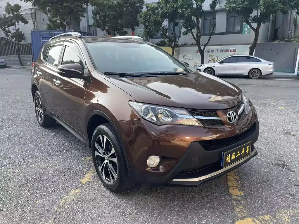 Toyota RAV4 2015 — фото 3