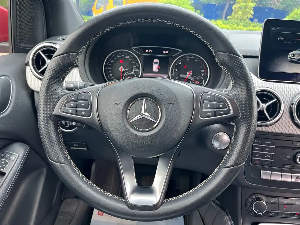 Mercedes-Benz B-Class 2017 — фото 20