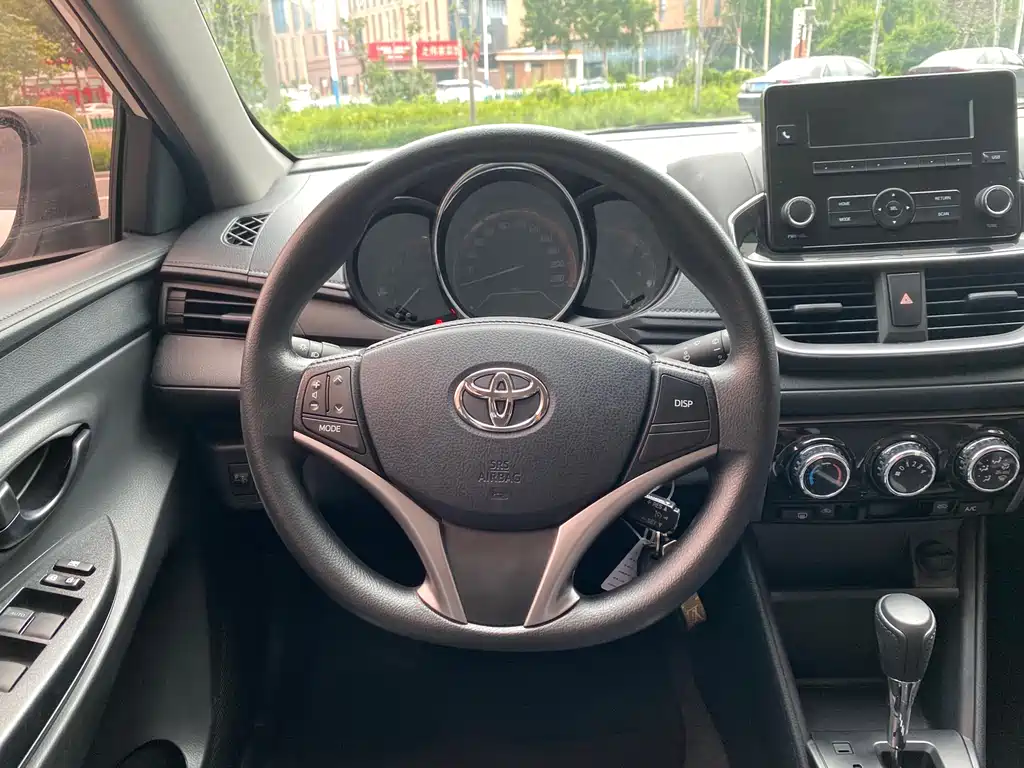 Toyota Yaris L 2023 — фото 14