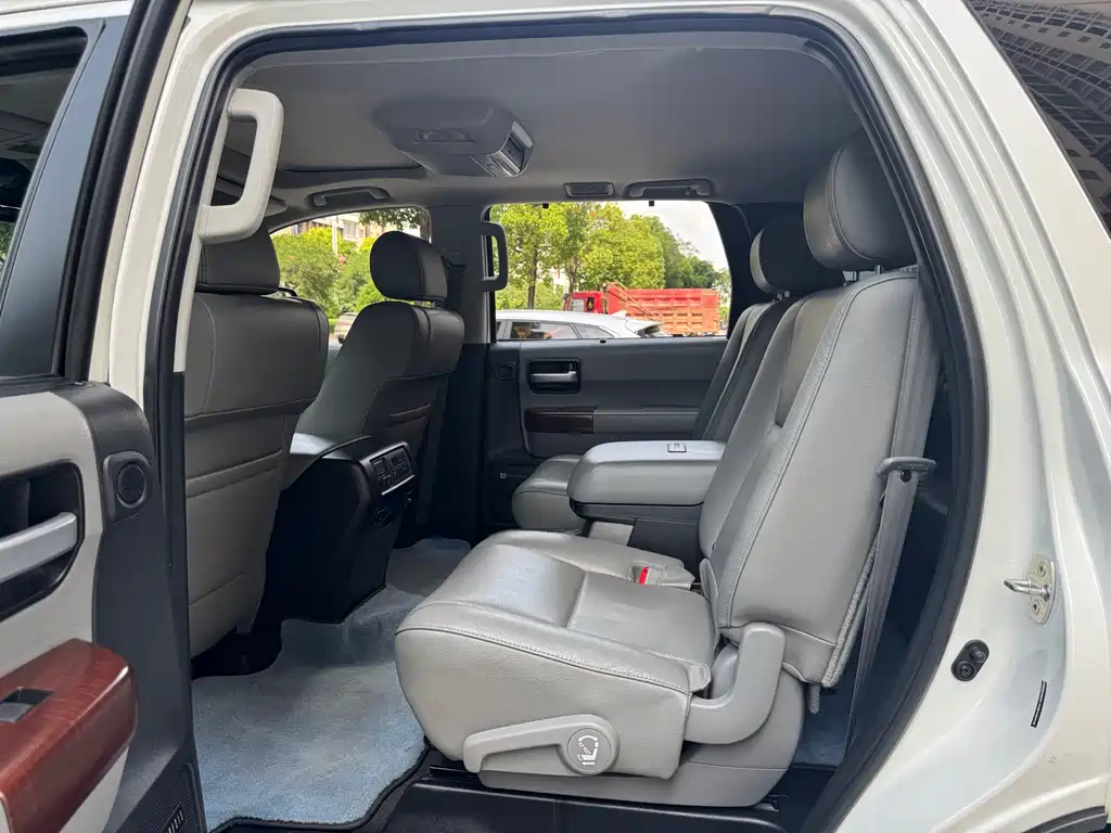 Toyota Sequoia 2017 — фото 4