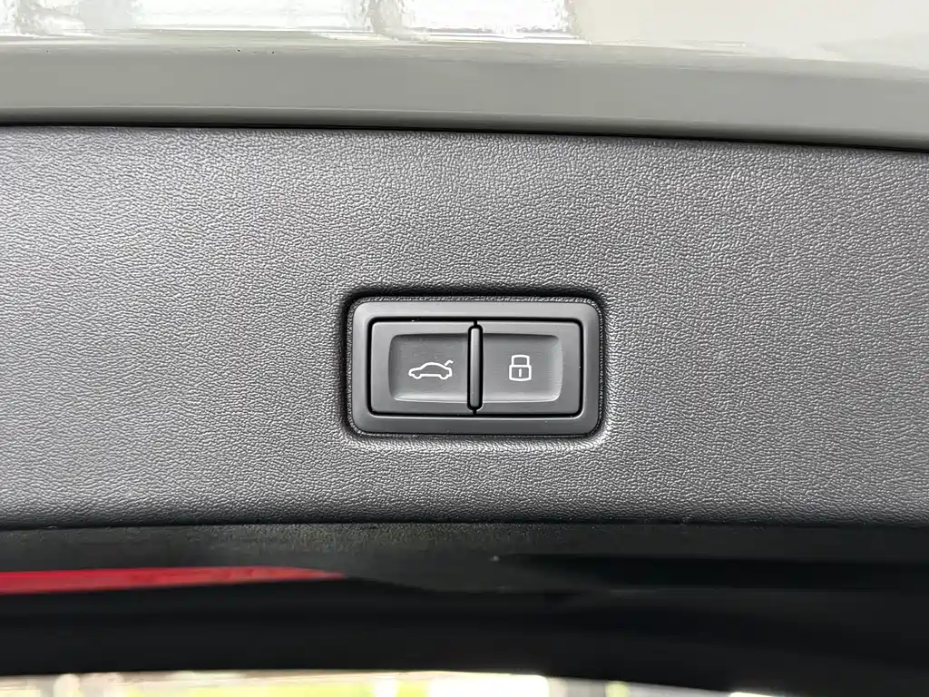 Audi Q4 e-tron 2023 — фото 10