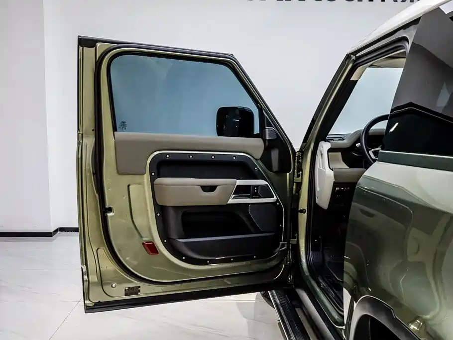 Land Rover Defender 2021 — фото 16