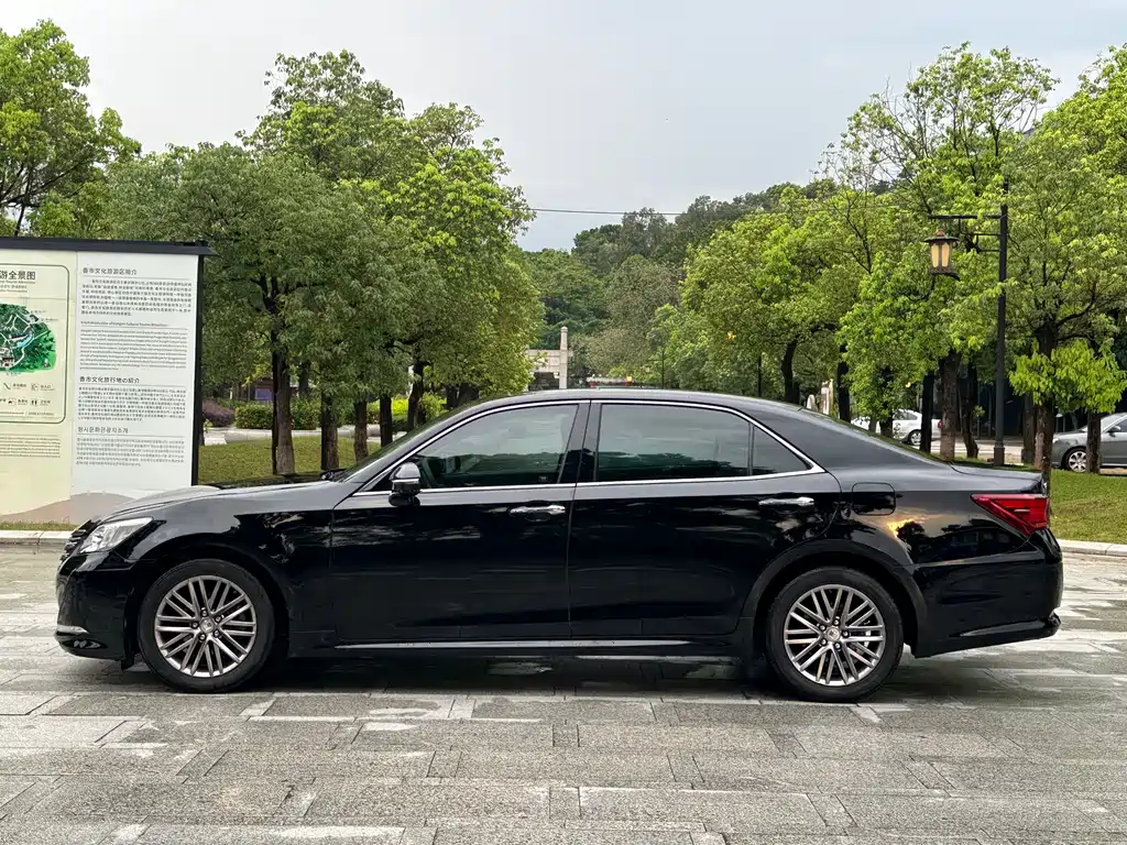 Toyota Crown 2015 — фото 16