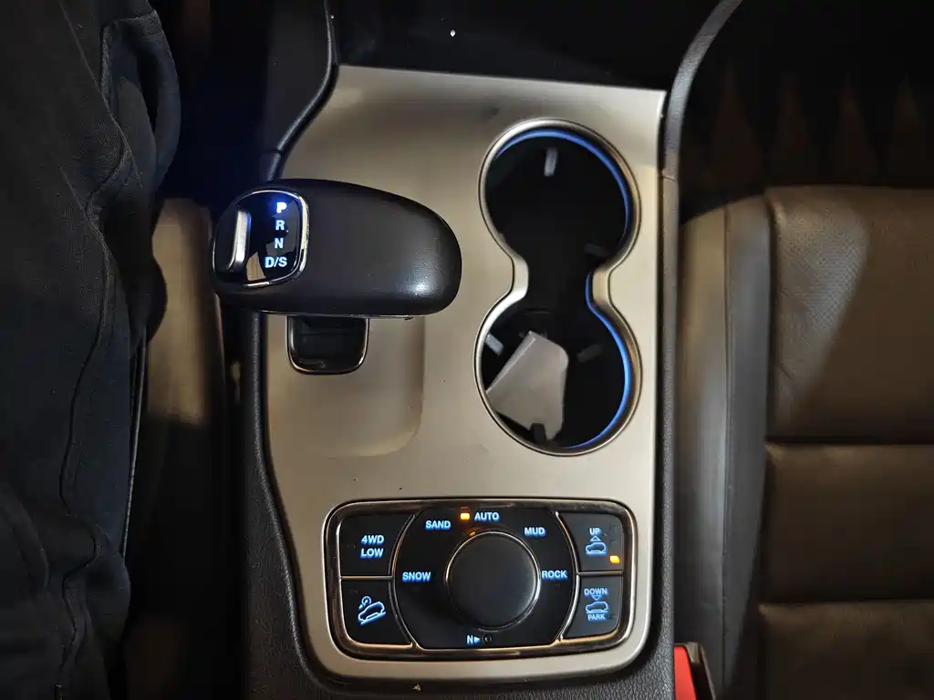 Jeep Grand Cherokee 2018 — фото 8