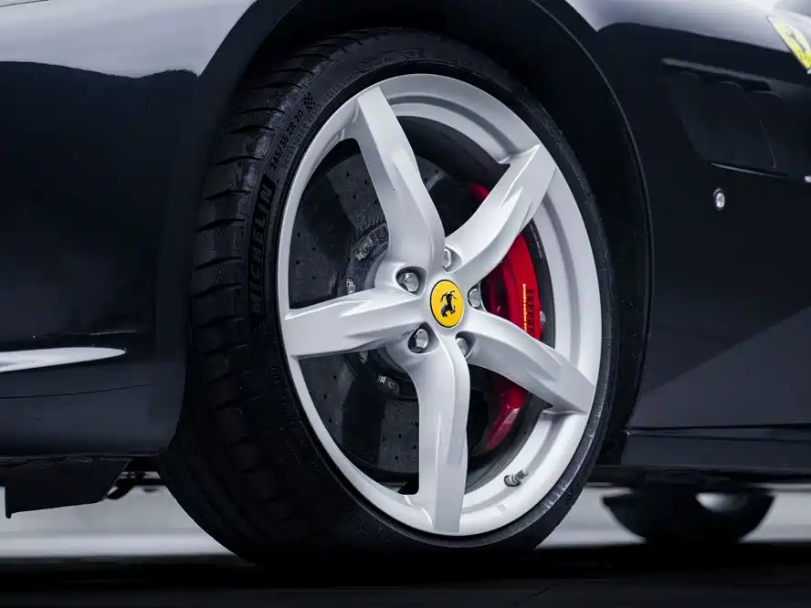 Ferrari GTC4Lusso 2019 — фото 8