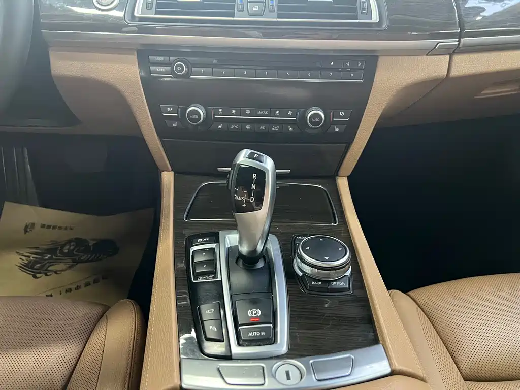 BMW 7 Series 2016 — фото 9