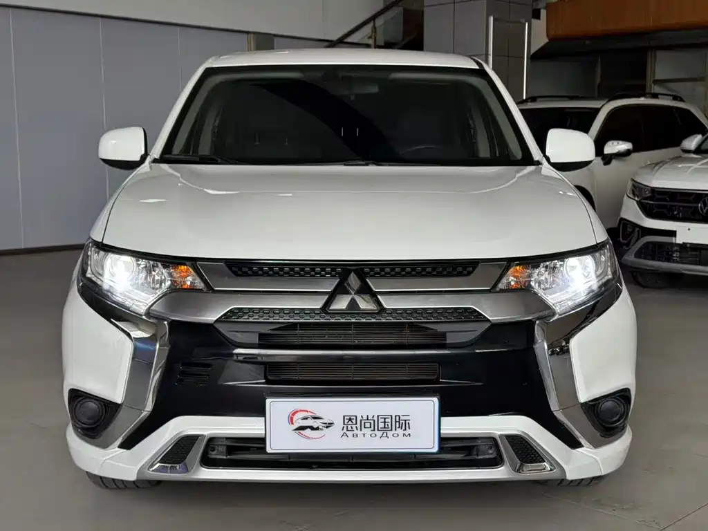 Mitsubishi Outlander 2022 — фото 2