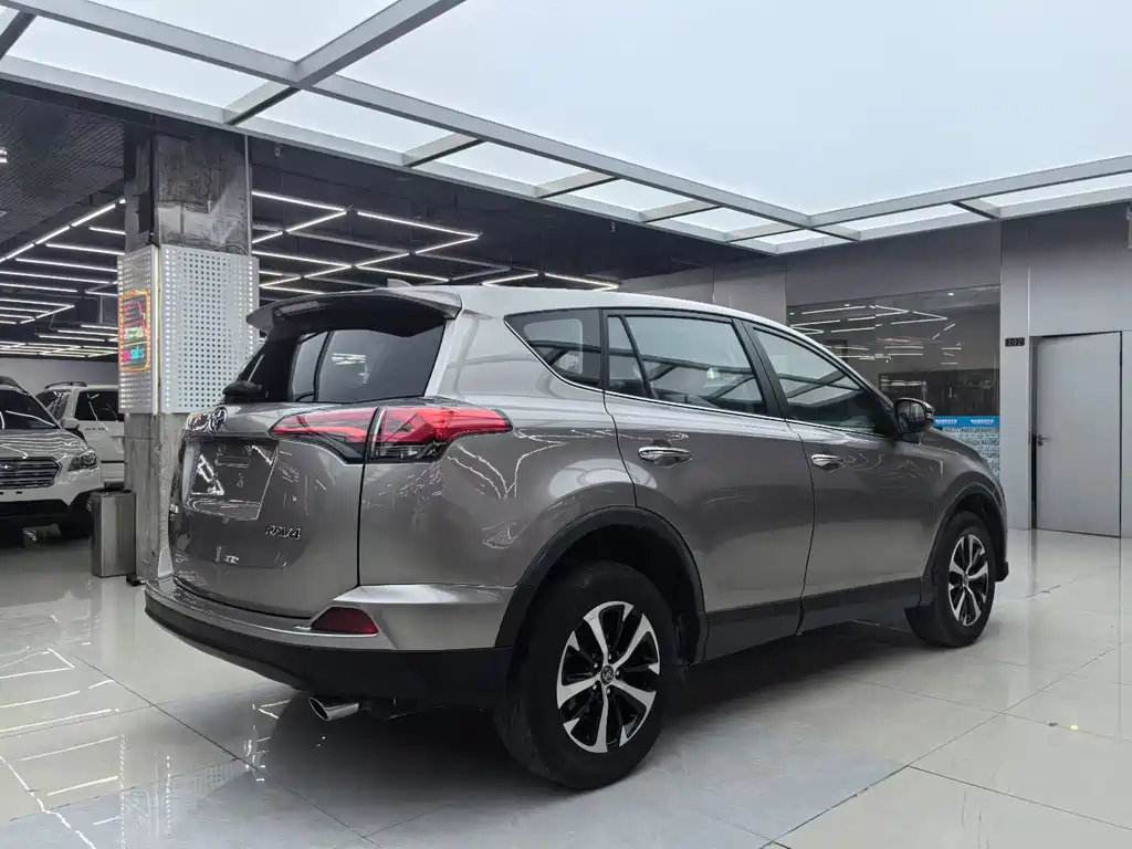 Toyota RAV4 2018 — фото 3