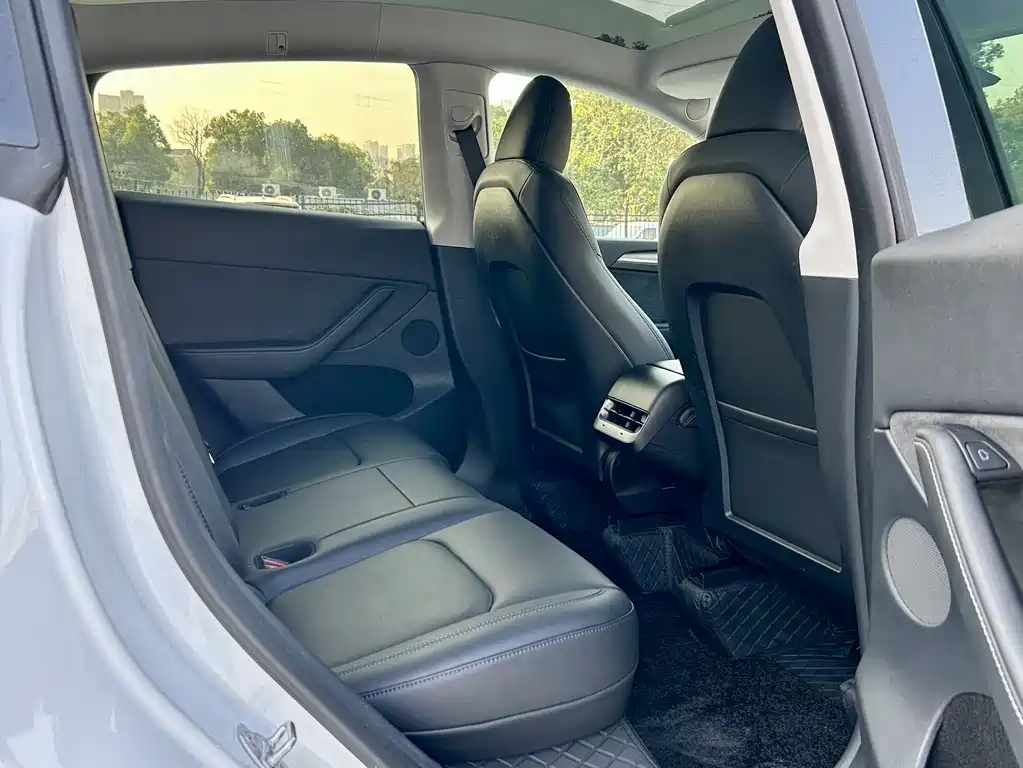 Tesla Model Y 2024 — фото 17