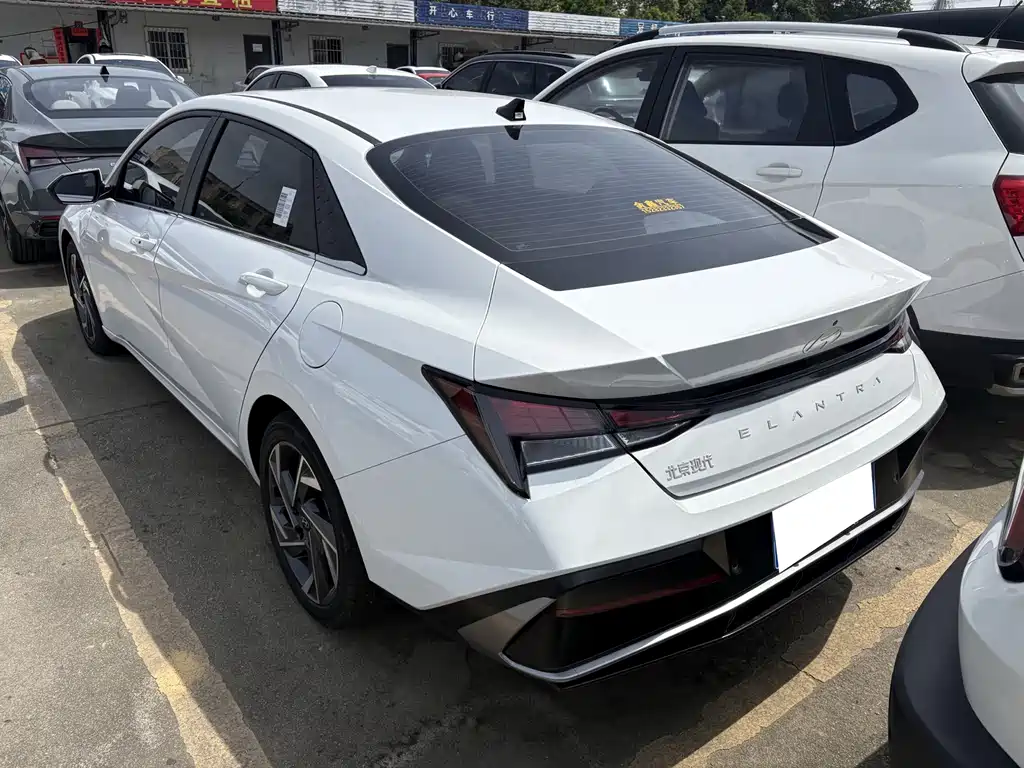 Hyundai Elantra 2023 — фото 11