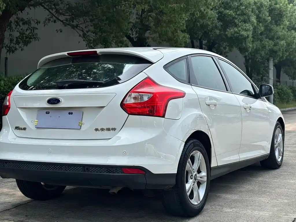 Ford Focus 2014 — фото 11