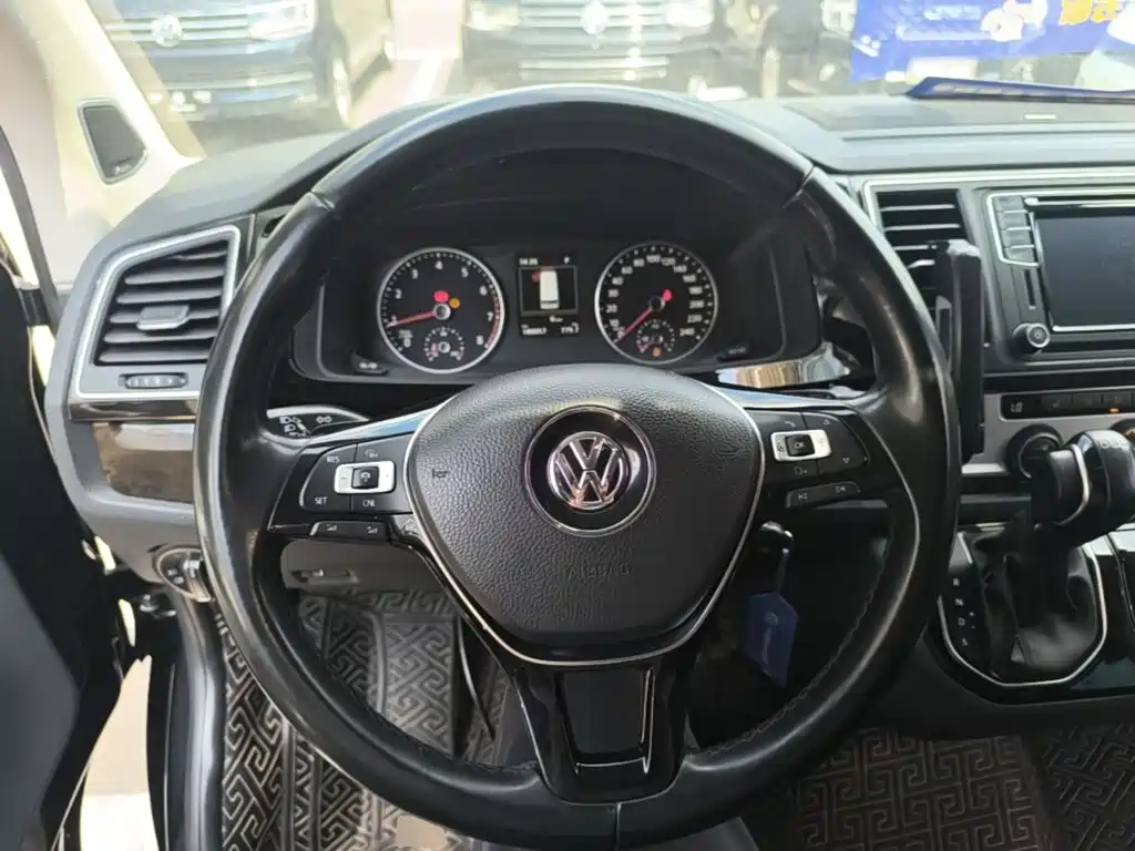 Volkswagen Multivan 2018 — фото 11