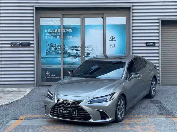 Lexus ES 2025