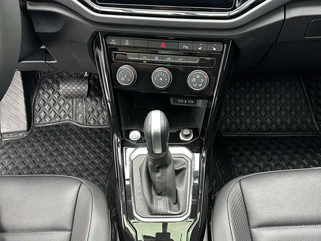 Volkswagen T-Roc 2023 — фото 15