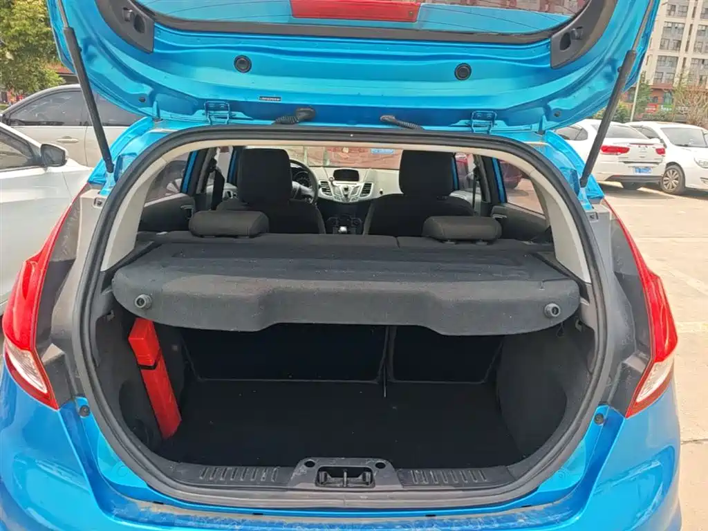 Ford Fiesta 2015 — фото 19