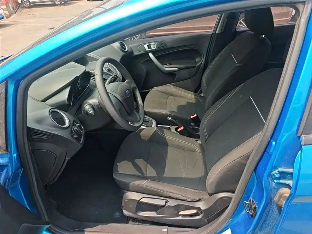 Ford Fiesta 2015 — фото 15