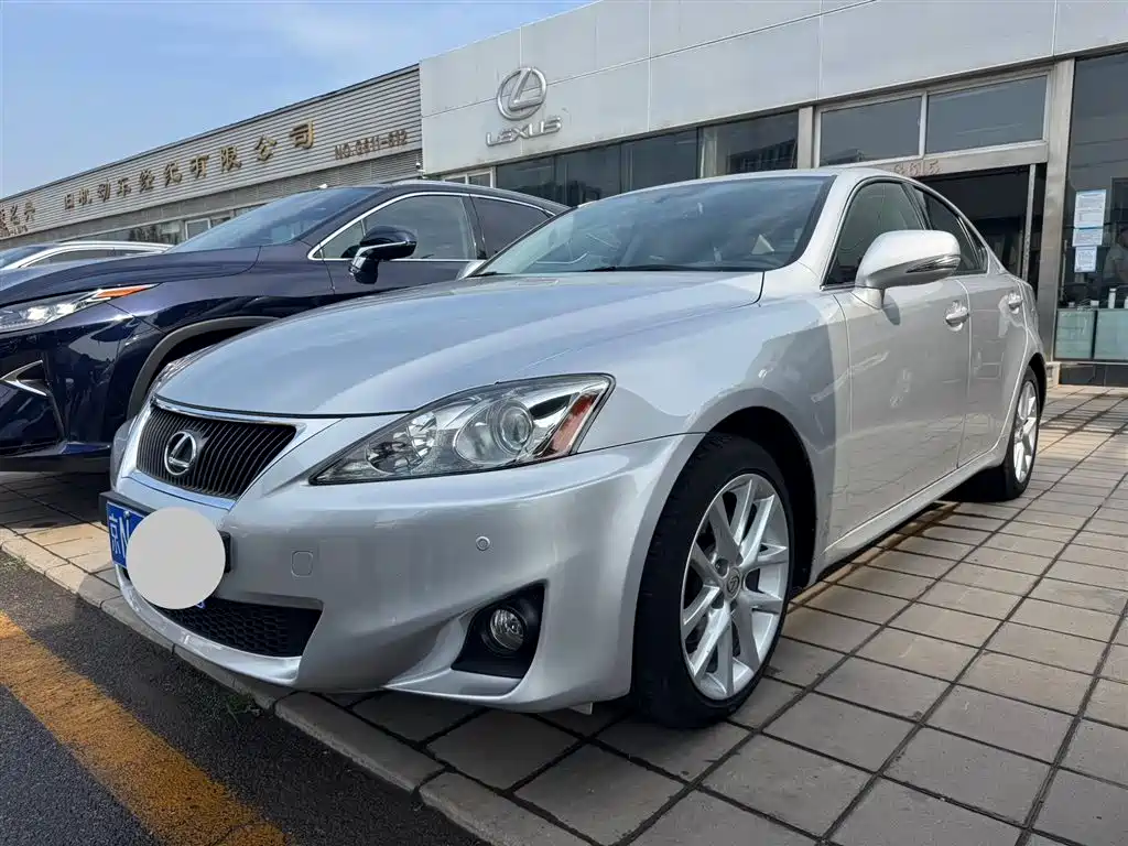 Lexus IS 2011