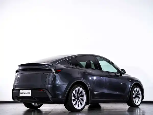Tesla Model Y 2025