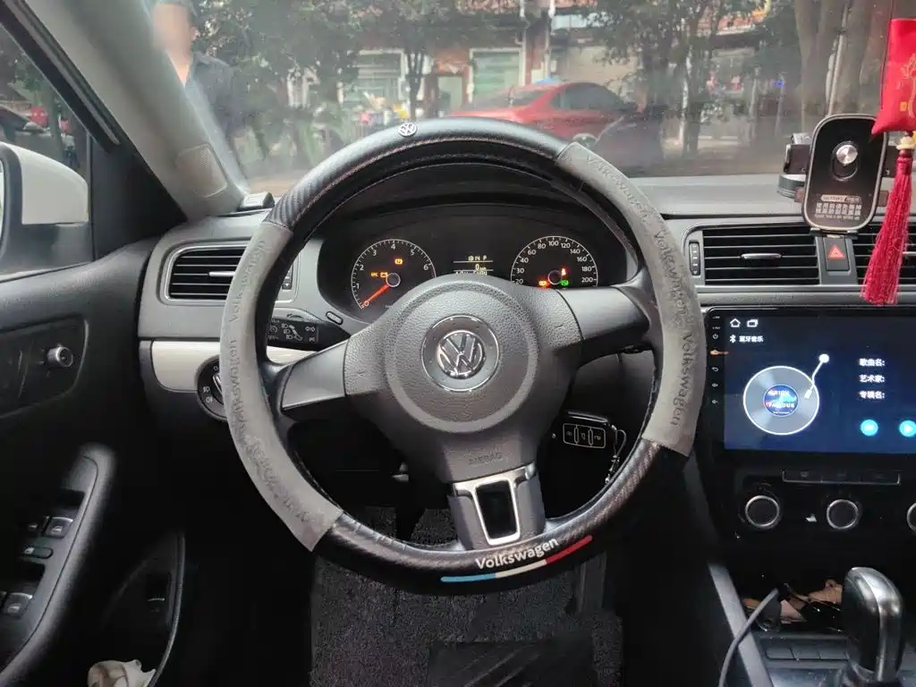 Volkswagen Sagitar 2015