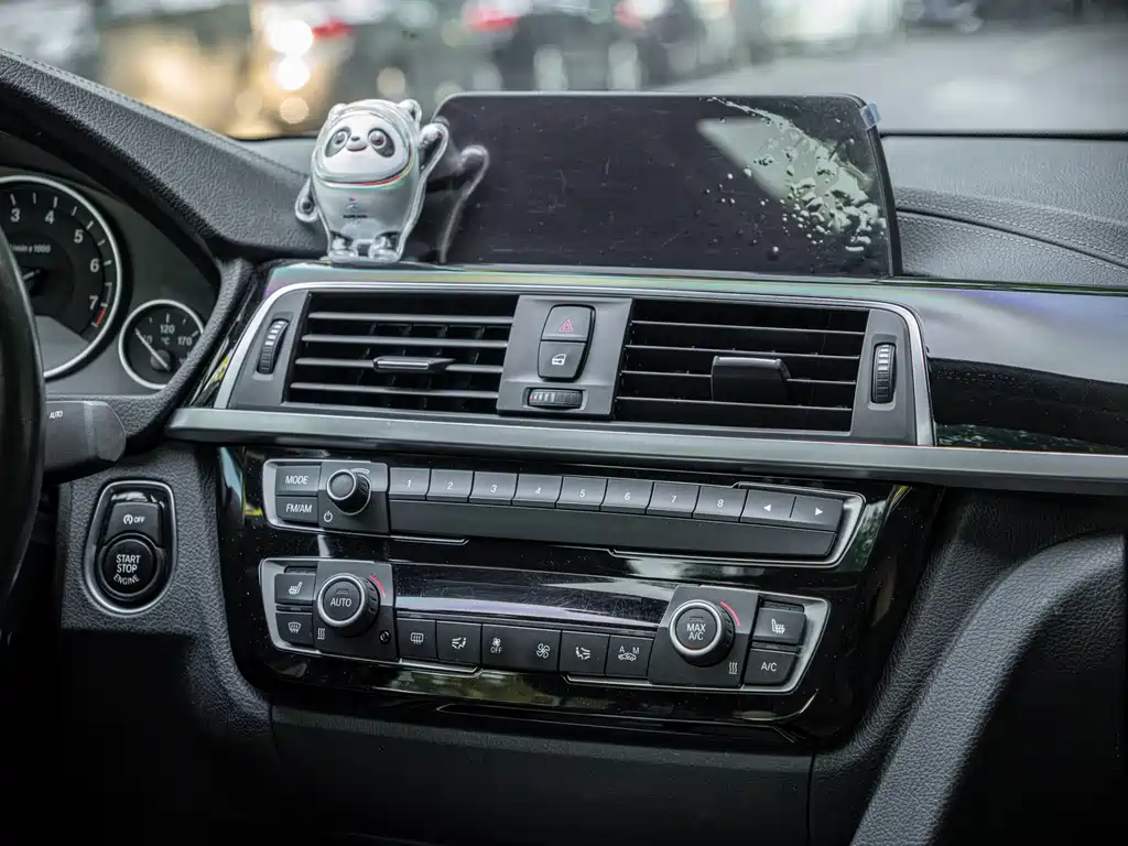 BMW 3 Series 2018 — фото 12